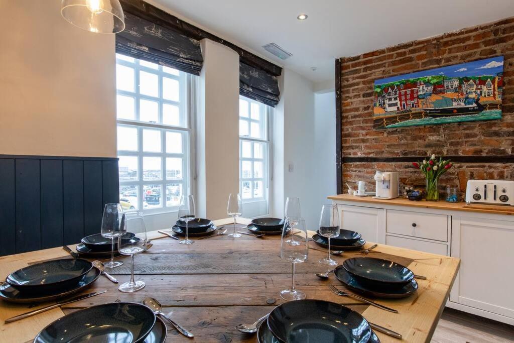 Herring Girl House - Harbourside Property, Sleeps 8 Scarborough Exterior photo